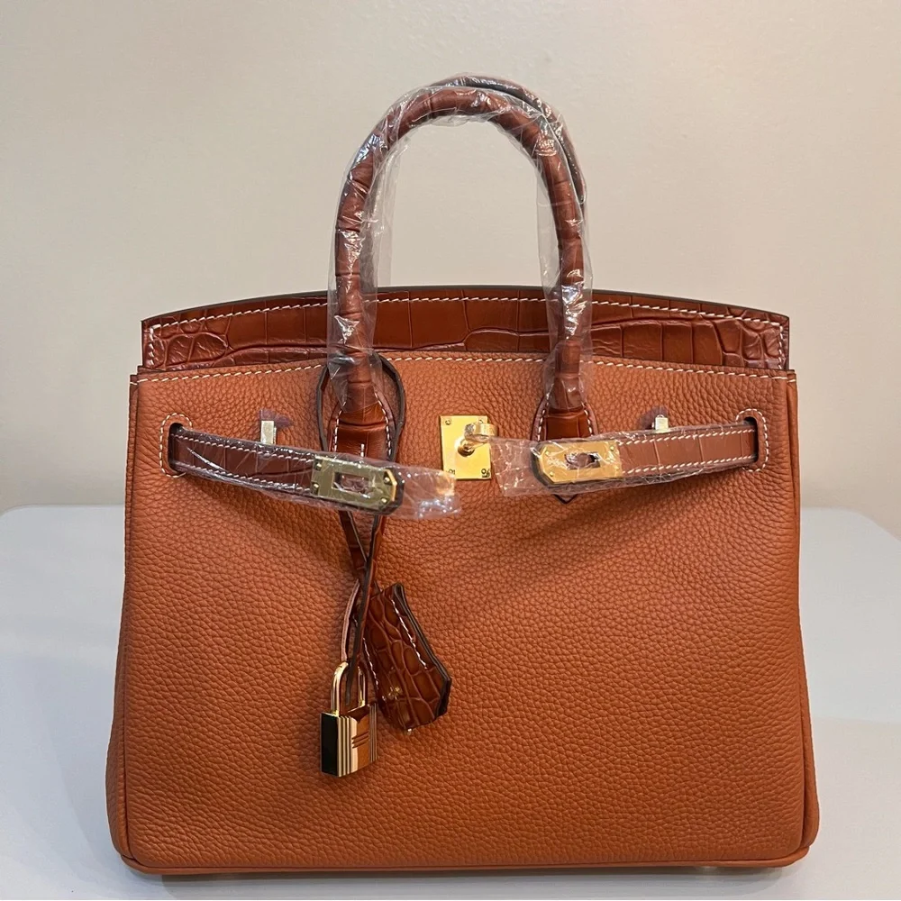 25 cm genuine Togo leather featuring an embossed crocodile print. - Picture 3 of 11